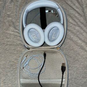 Bose Over-Ear Headphones with Case - Light Blue
